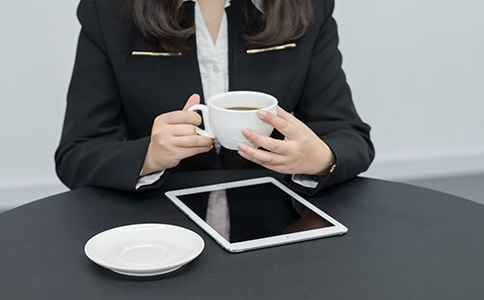 領取營業執照后，需帶上營業執照原件和法人代表身份證原件到特定單位印刻辦理備案。